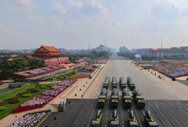 整个阅兵过程，最让我震惊的是，解说员竟然在光天化日众目睽睽之下，居然淡定飘出一句