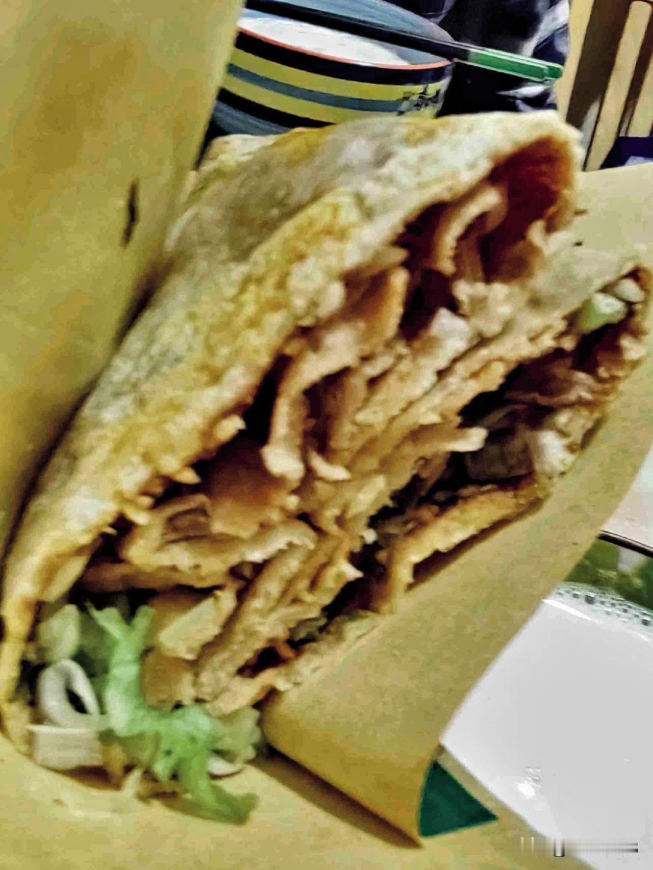 美好的心情从早餐开始！

今早出去摊煎饼，
去了上东健饼店。

一套高山小米煎饼