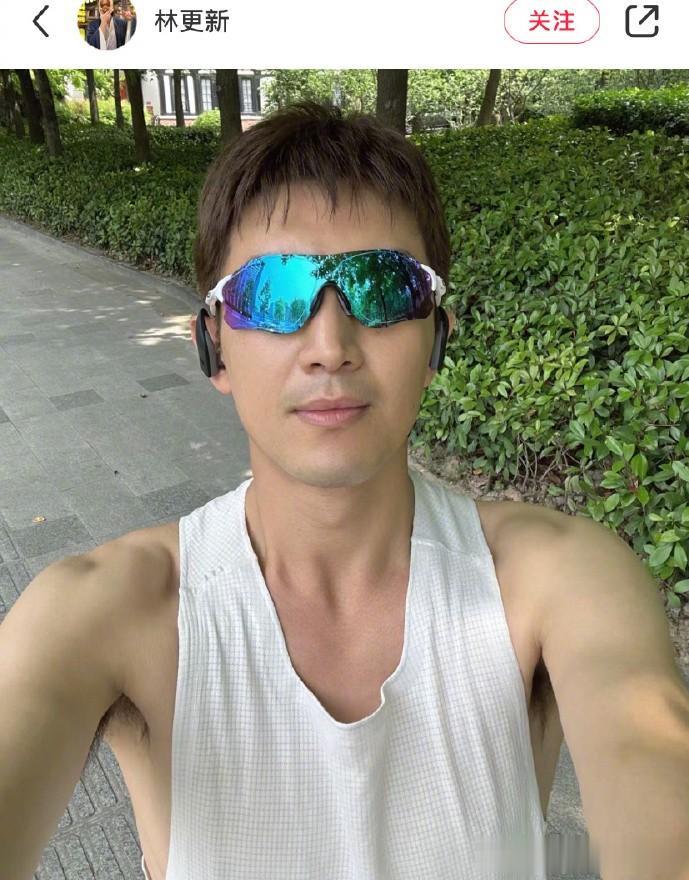 林更新可真拼啊，说瘦就瘦，腿细了不说，脸上棱角都明显了。