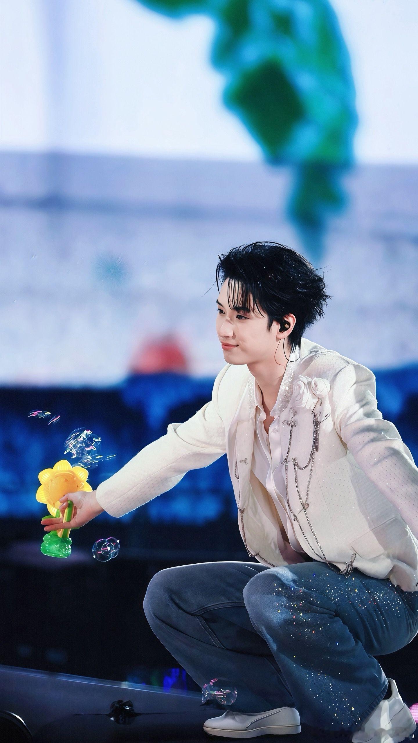 严浩翔录音话筒遮脸照严浩翔忙碌的一天 严浩翔忙碌的一天，严浩翔录音话筒遮脸照，咱