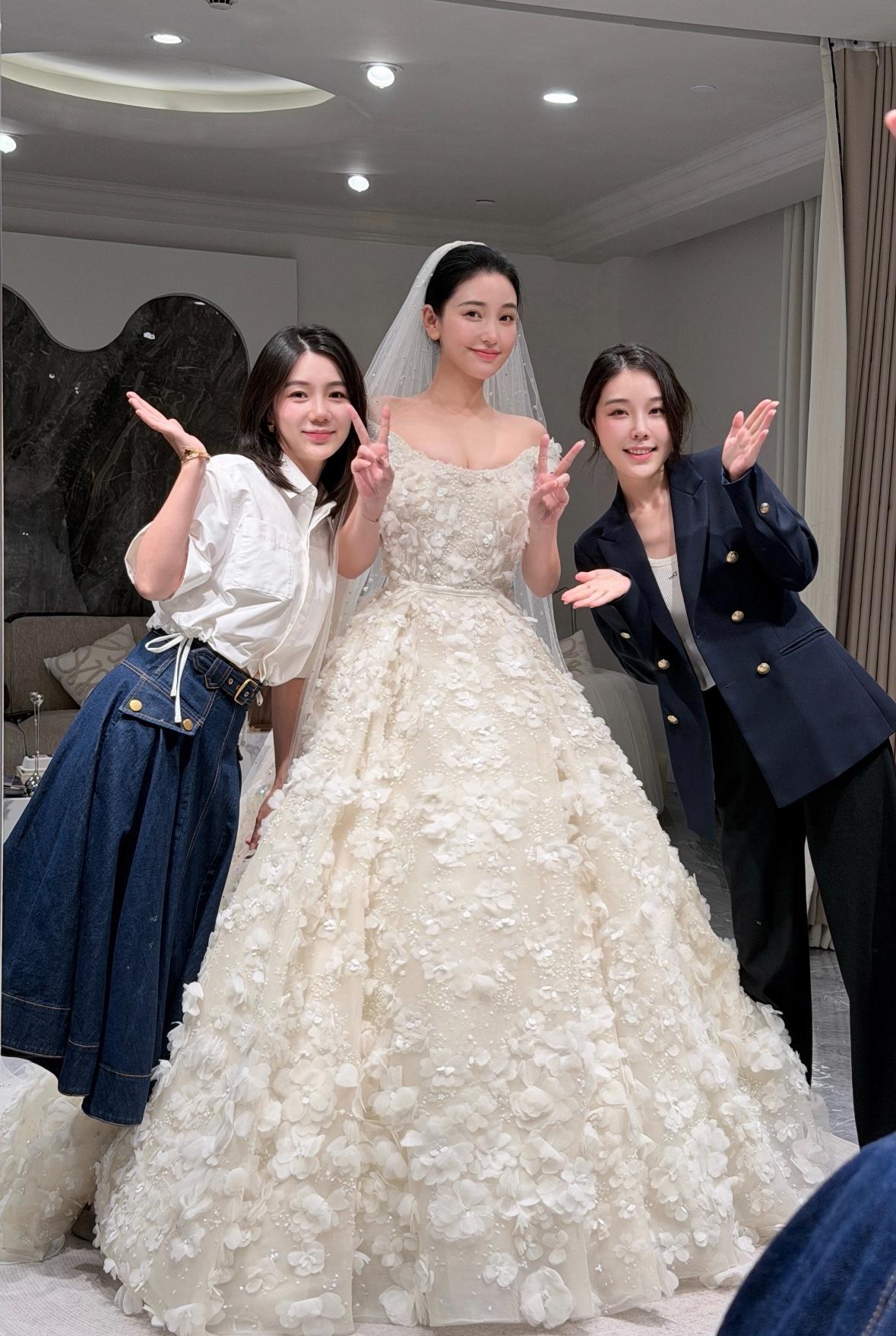 金莎试纱照曝光，好漂亮的新娘子！瞧着姐姐腰身纤细，头发高高束起，露出额头，气质优