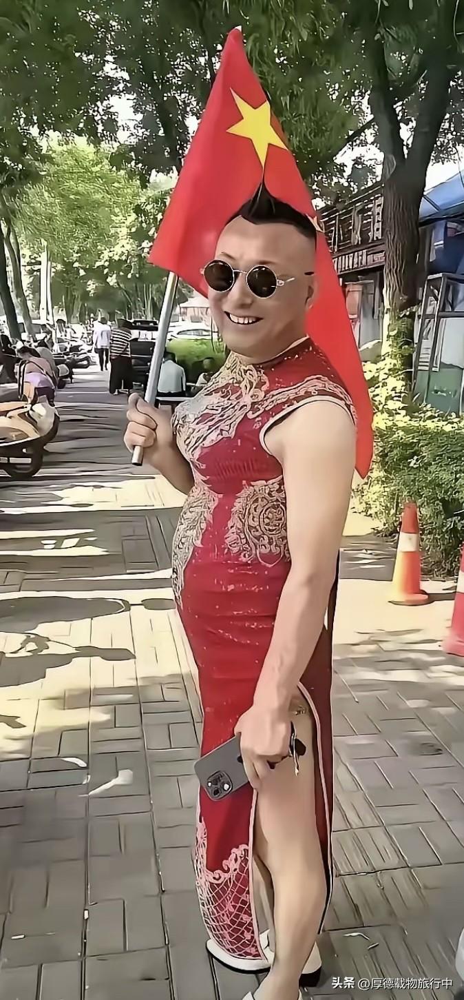 但愿今年的高考场外，别再上演这种闹剧，给自己的孩子留一份尊重，也给自己留一点体面