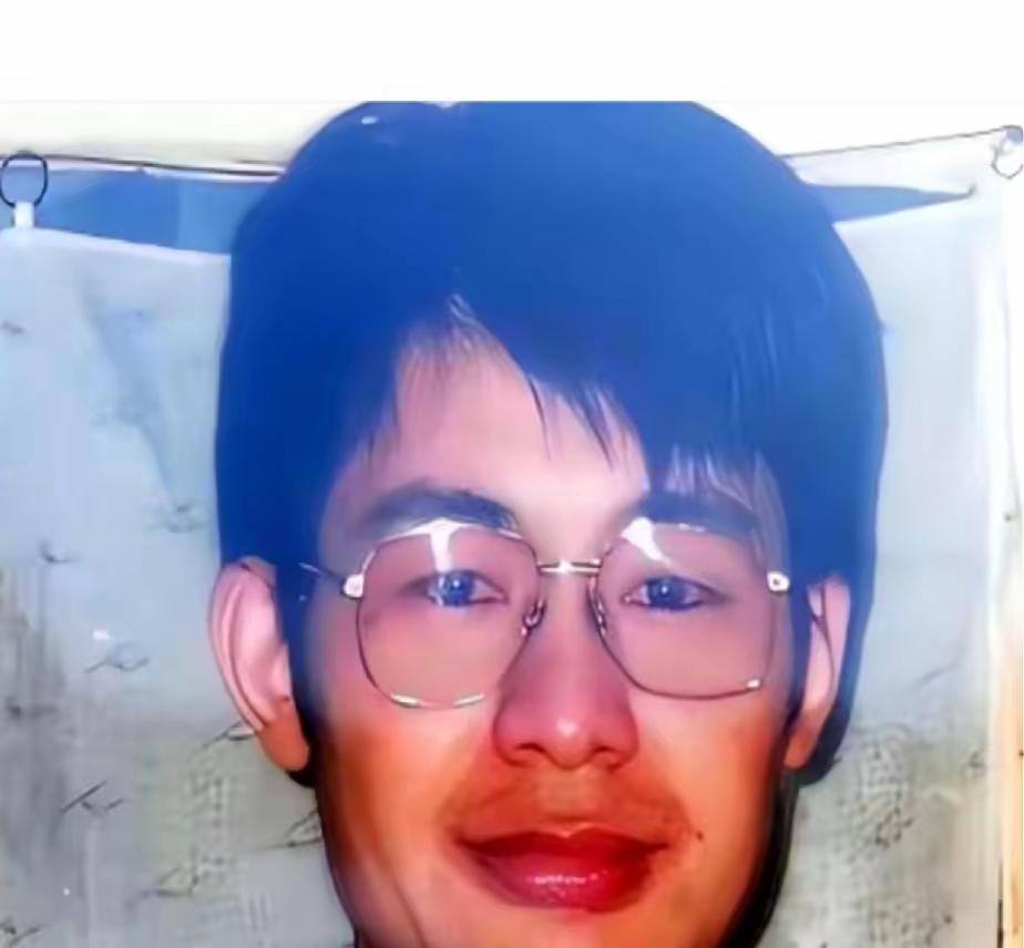 这个人叫孙夕庆，山东人，以县状元的身份考入清华，也是传说中的“三清”博士！
在清