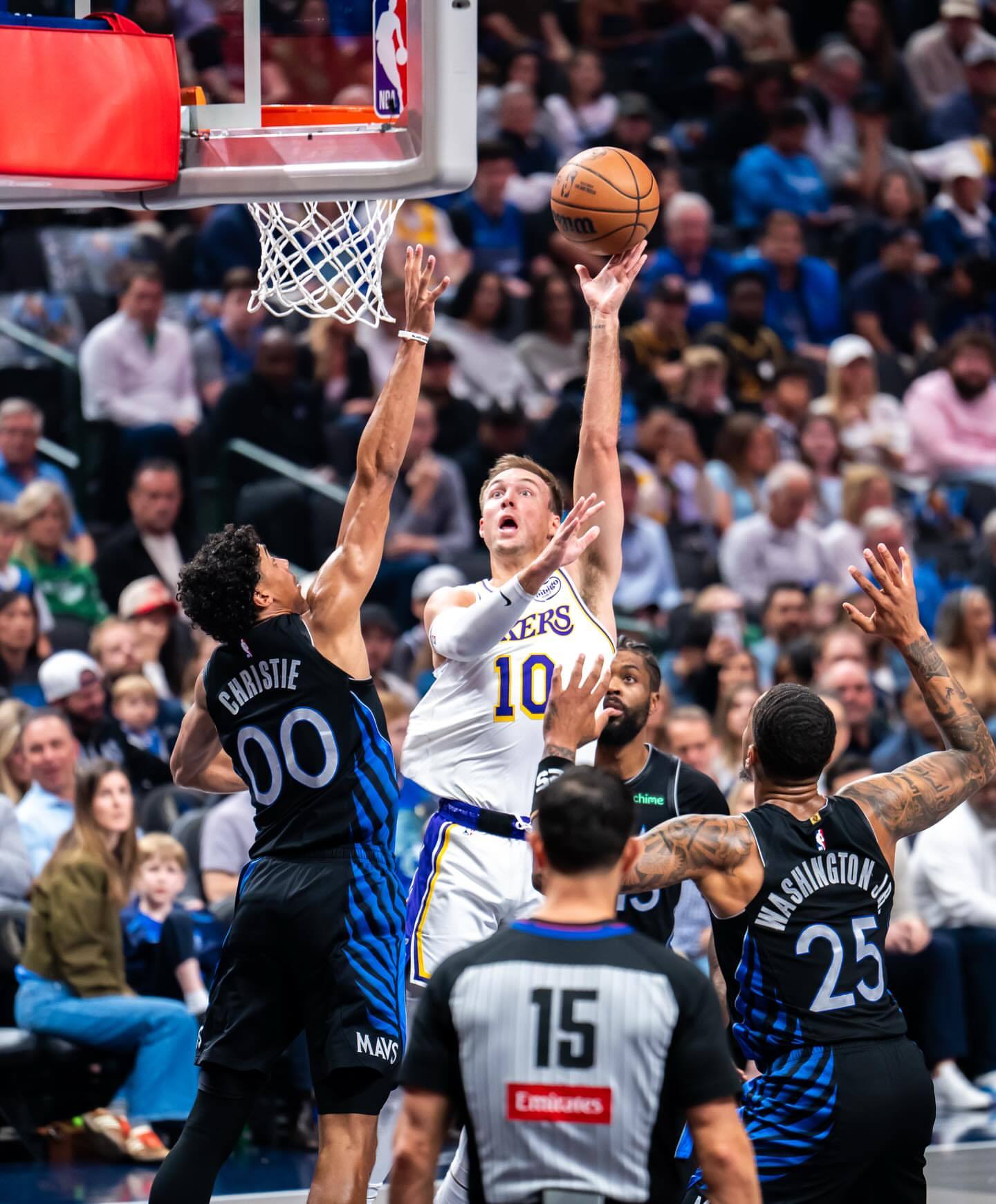 对阵独行侠洛杉矶湖人