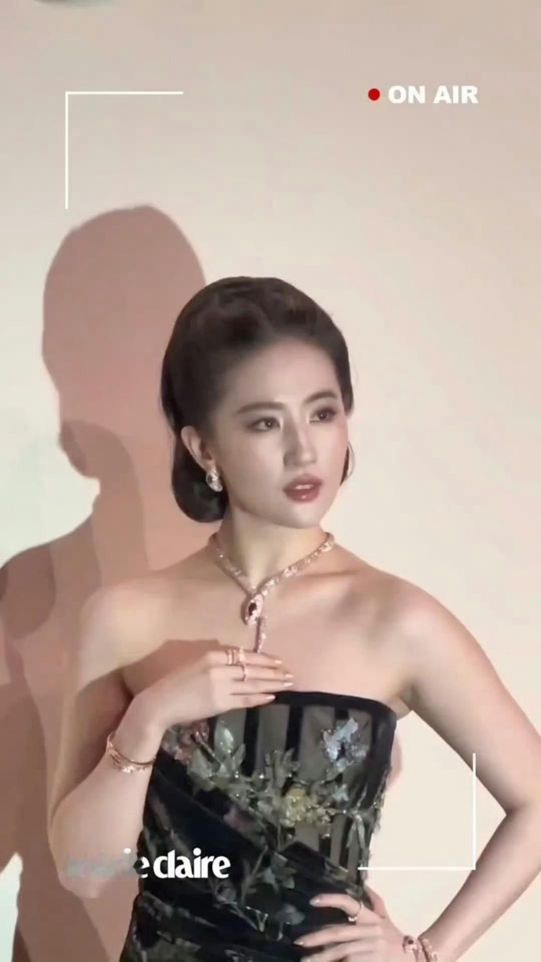 刘亦菲宝格丽晚宴怼脸生图 刘亦菲宝格丽晚宴怼脸生图，真的是太美了，神仙姐姐的顶级