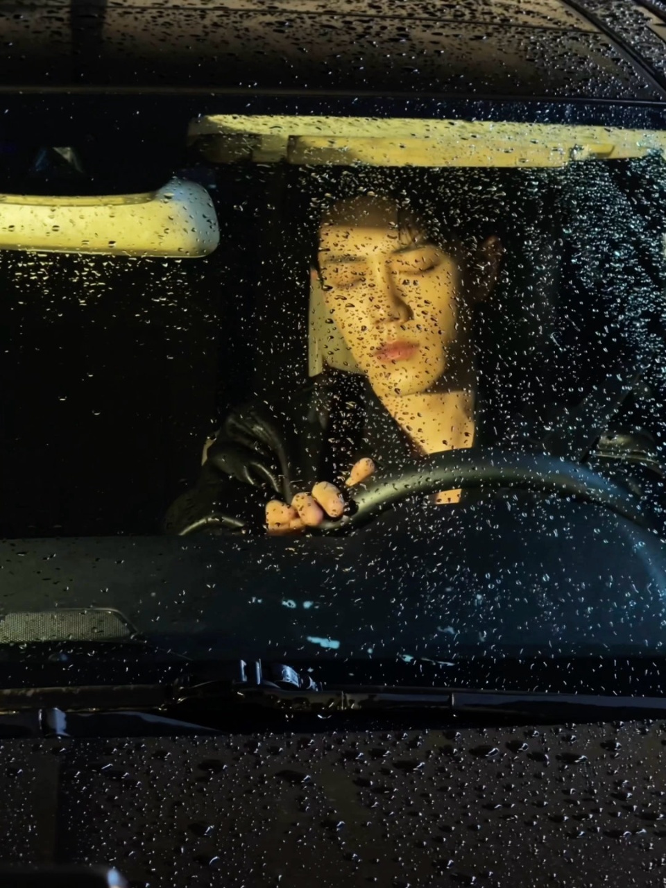 娱乐[超话]肖战雨夜开车live图肖战雨夜live内娱现役法拉利的含金量！！！ 