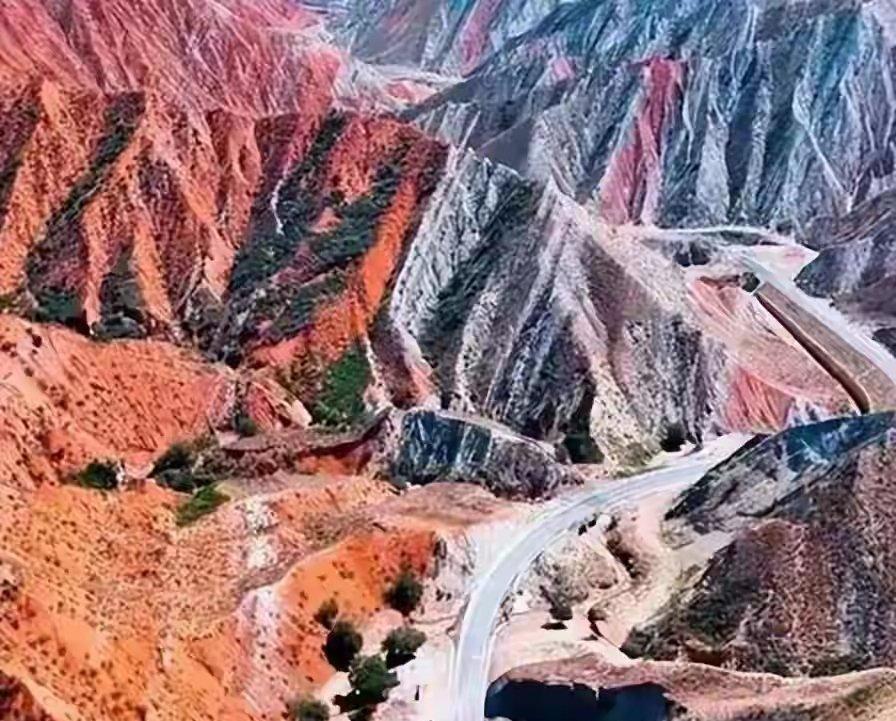 新疆硫磺沟的地下煤火，烧了整整129年，从清末一直烧到21世纪。这片如今被游客追