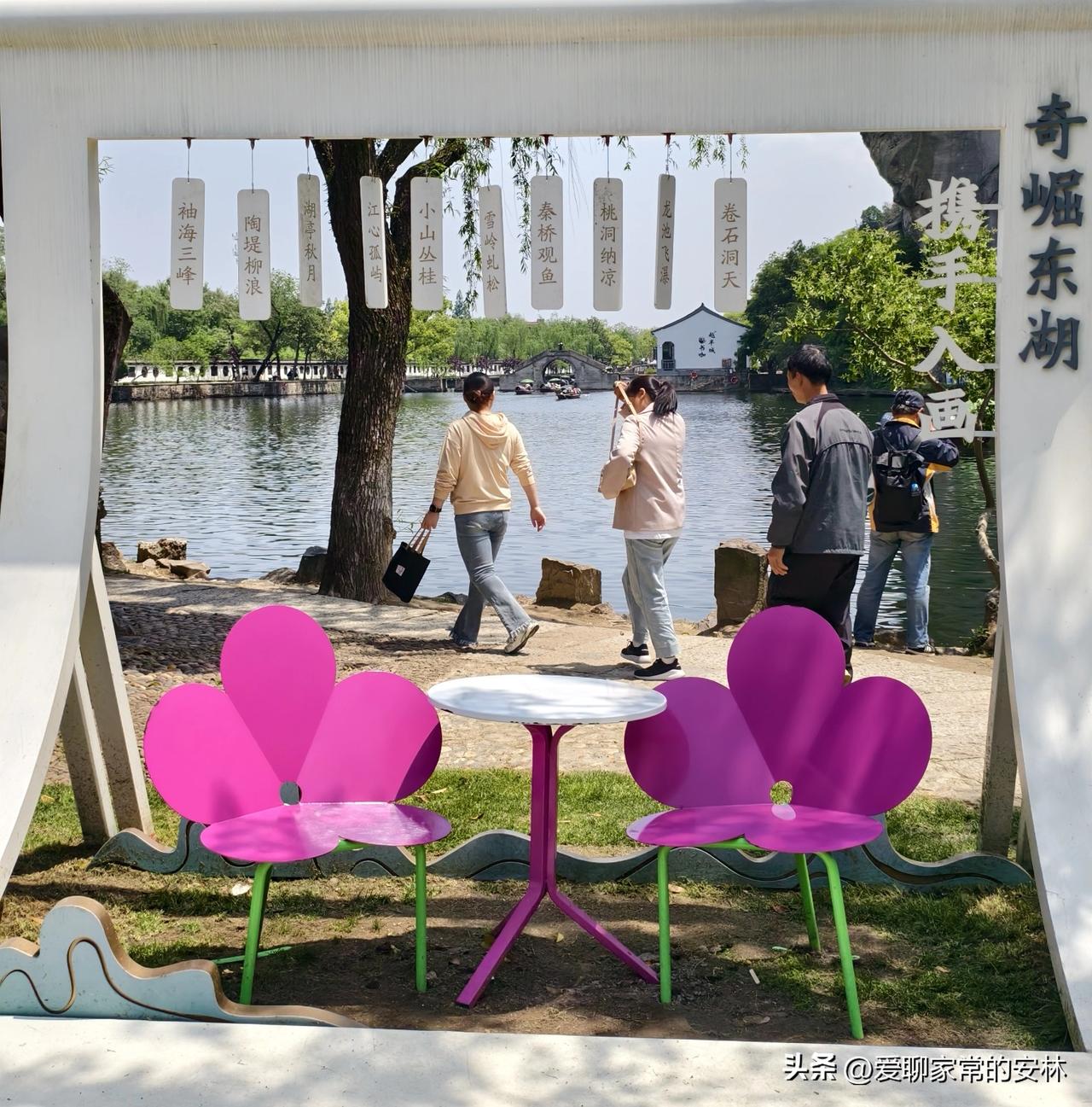 没想到嘉兴的东湖别有洞天，峡江一带风景如画，乌蓬船穿梭往来，游人兴致勃勃。

就