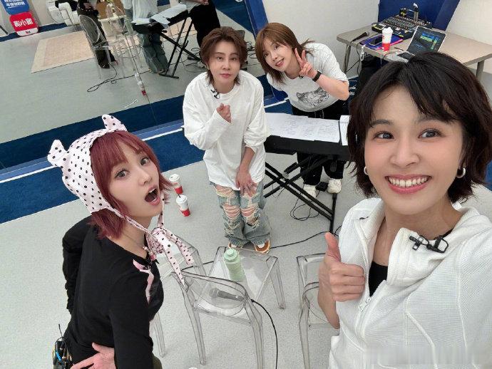 曾沛慈合照含灿量好高曾沛慈发的合照含灿量好高啊！曾沛慈真的好喜欢灿灿啊乘风202