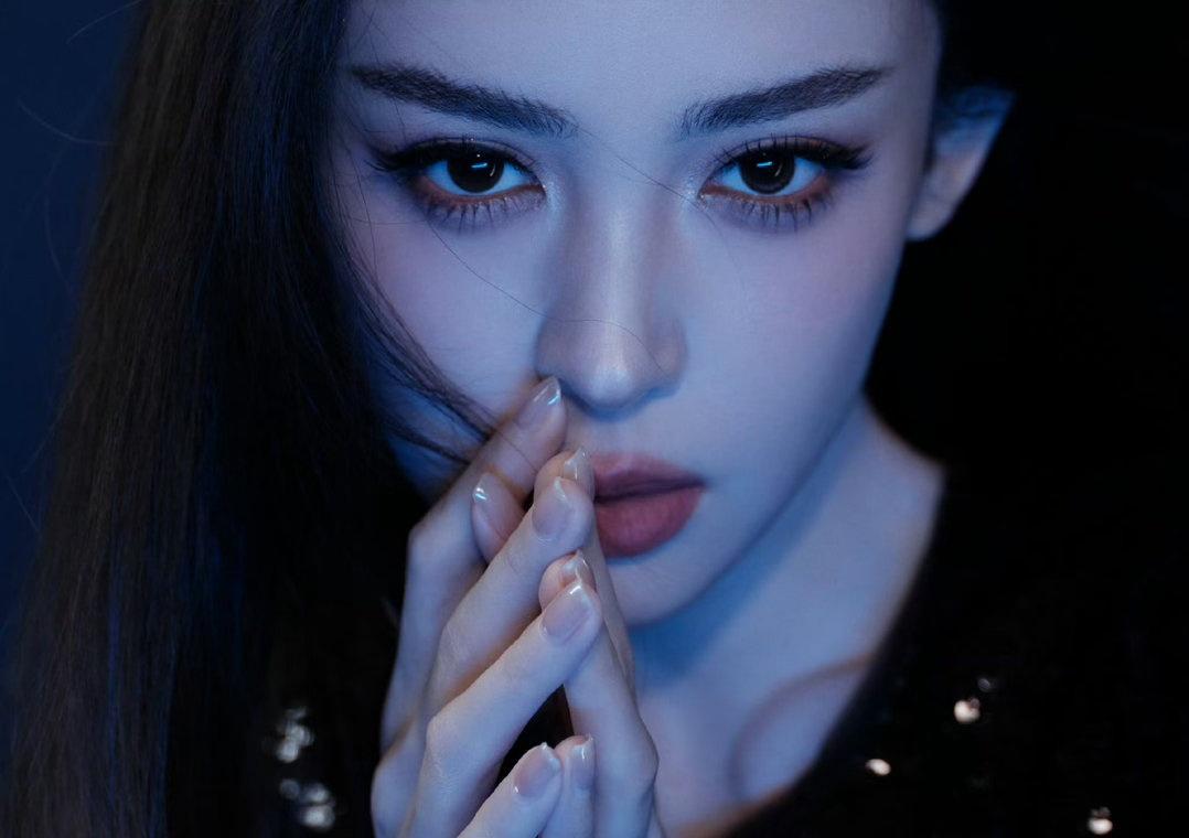戏外是明艳妩媚的大美女，亮片长裙尽显曼妙身段。剧中化身沉静克制的金宝，收起锋芒，