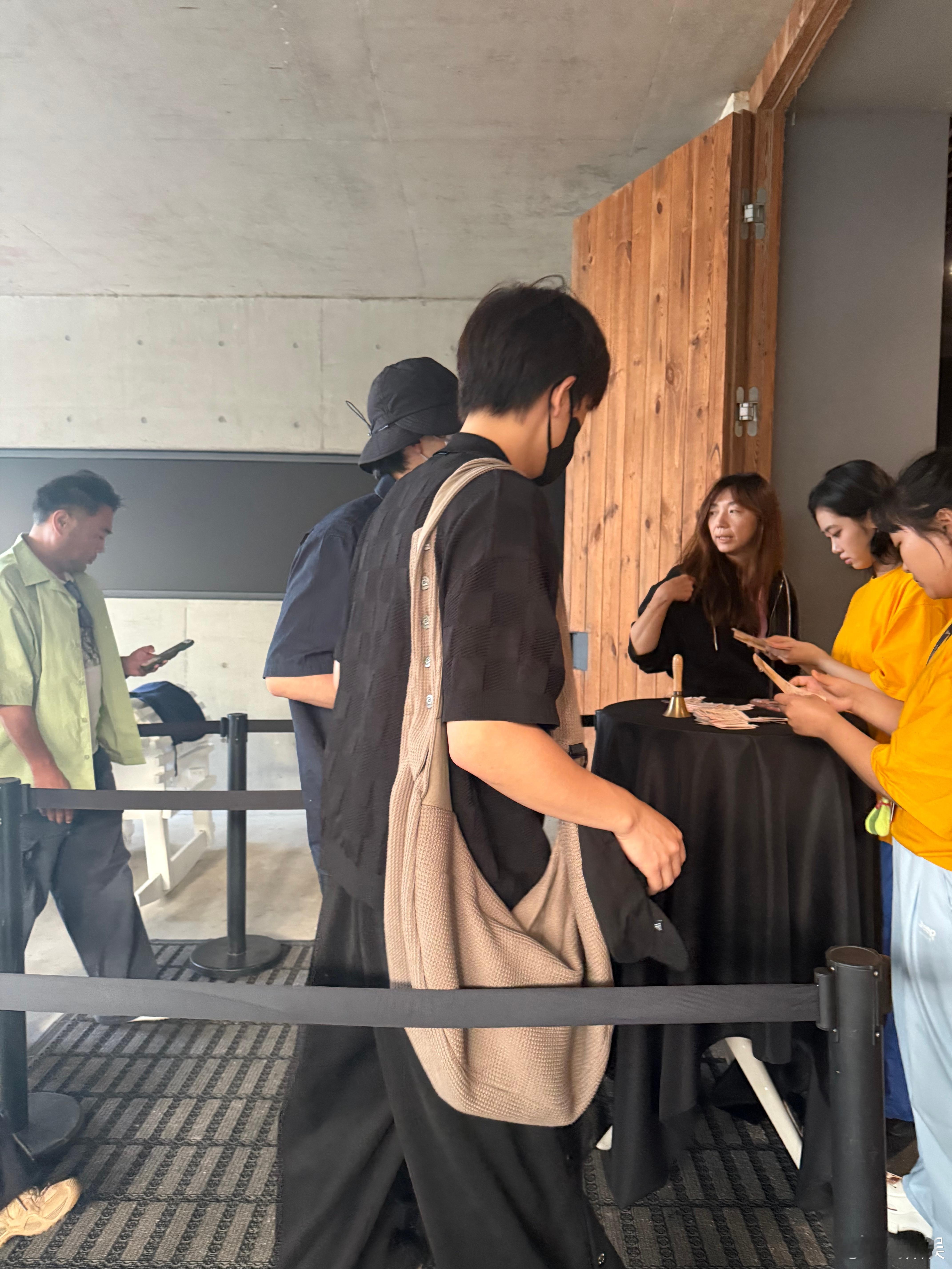 王安宇去阿那亚看剧了 在阿那亚到处被偶遇的王安宇，又被偶遇去看剧了！一身黑T+顺