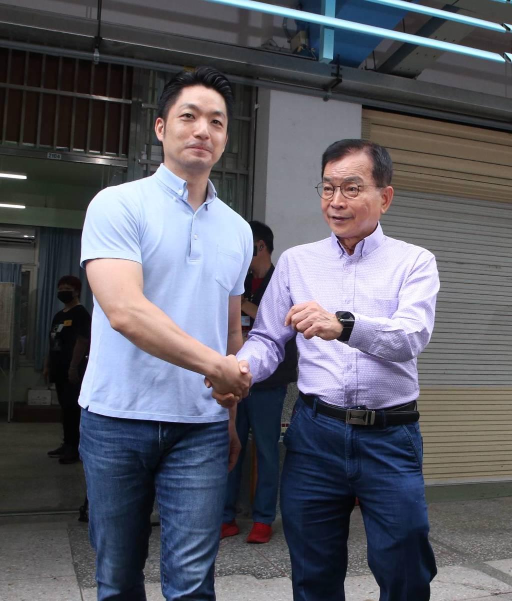 蒋万安陪着赖士葆一同前往投票。投票结束后，赖士葆状态不错，他告诉大家自己昨晚睡得