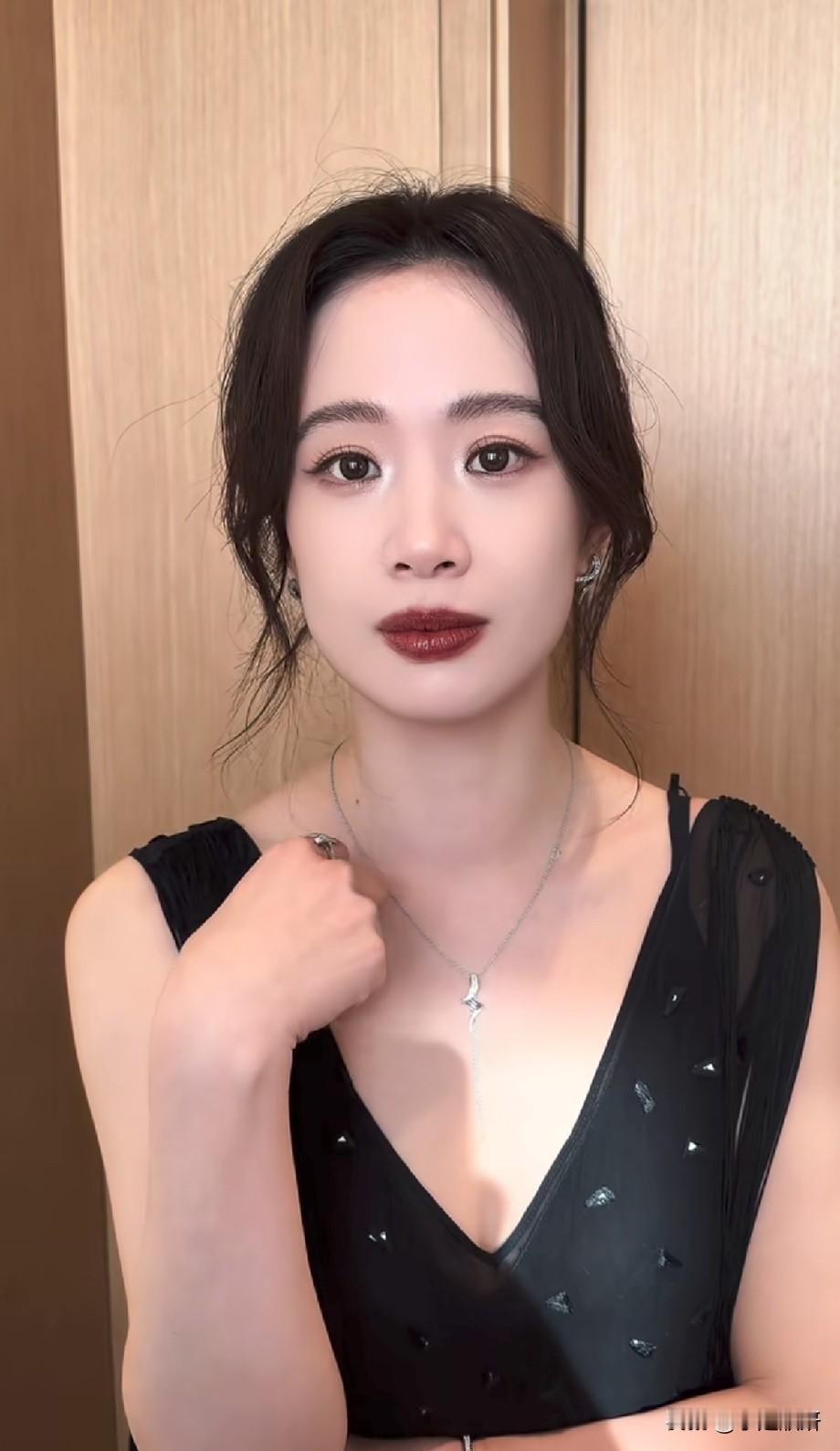 李梦状态惊艳出圈！氛围感拉满，网友：人红气质都变了
 
近日，演员李梦一段造型视