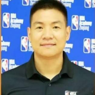 毛伟林教练是王俊杰专业青训伯乐，
王俊杰12岁时，浙江诸暨海亮中学篮球队总教练，