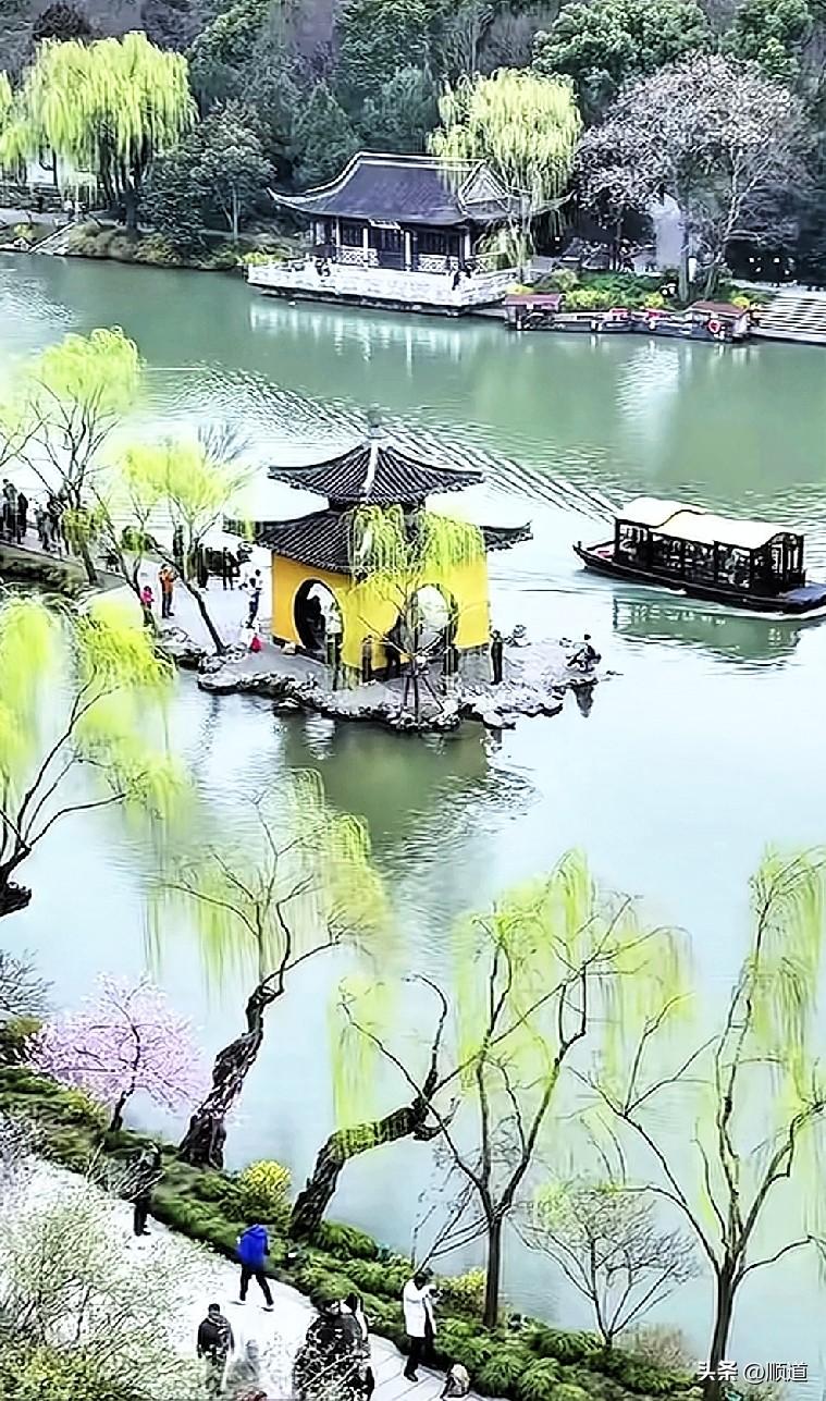 丧偶女子交往了个离婚了，但是瞒着家里所有人，包括父母和孩子的男人。
交往有一年了