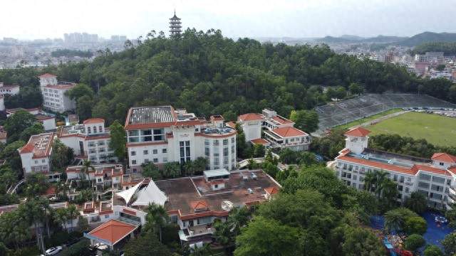郭晶晶获授香港岭南大学荣誉院士，霍启刚现场见证直言特别骄傲