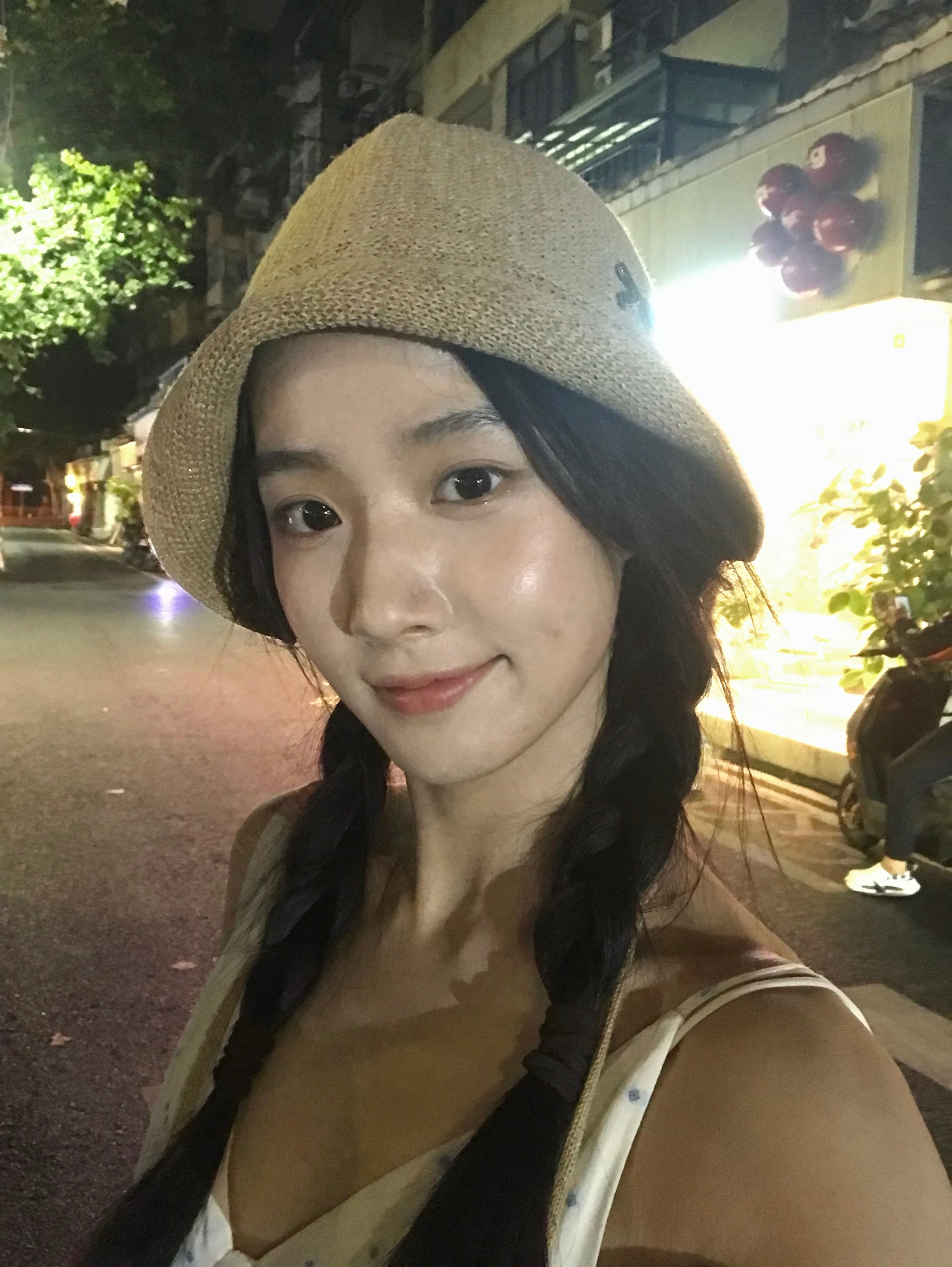 像夏日傍晚的潮湿雨汽一样袭来👒卢昱晓编织帽双麻花辫卢昱晓夏日白色小碎花裙