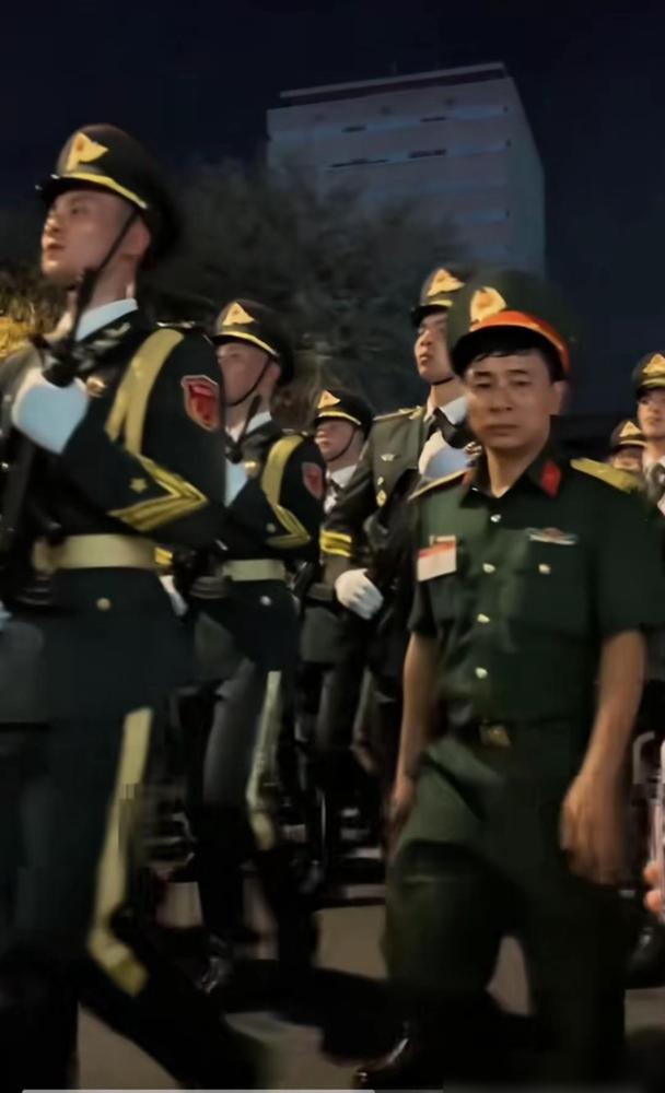 没有对比就没有震撼！8月19日北京人民大会堂，越南仪仗队笔挺如松、气宇轩昂，可现