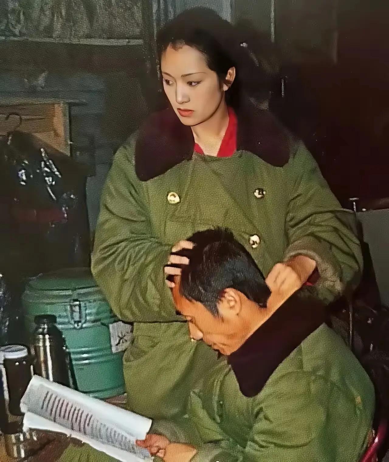 巩俐真贴心，拍戏间隙给张艺谋按摩。
1994年，电影《摇啊摇，摇到外婆桥》拍摄地