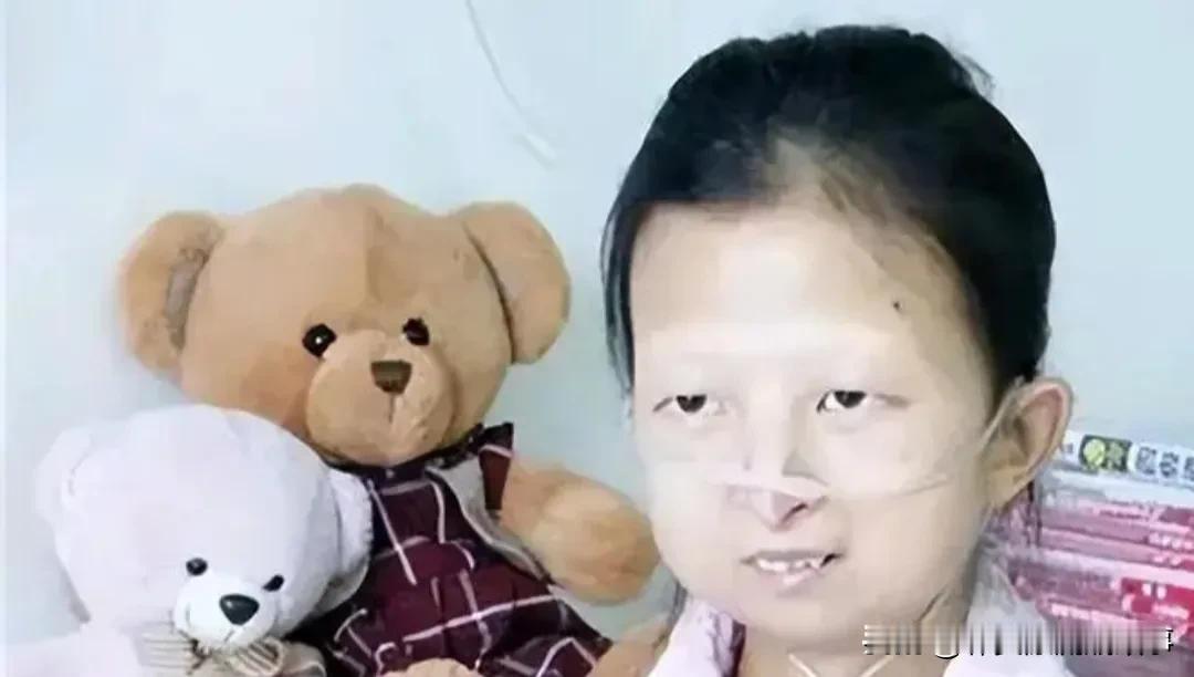 在一个寒冷的冬日，43斤的女孩吴花燕静静地闭上了眼睛，她瘦弱的身躯再也无法抵挡早