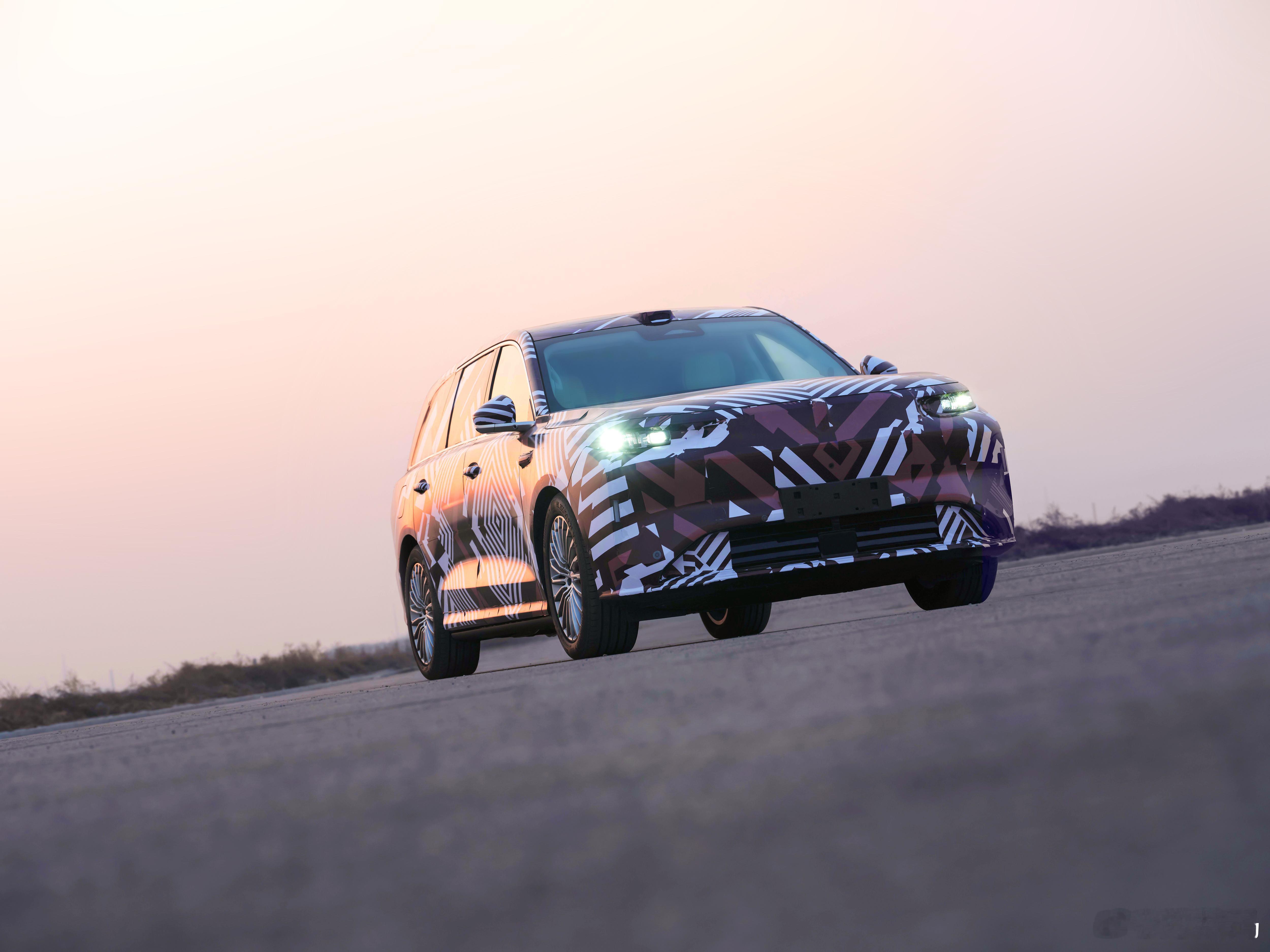 魏牌全新旗舰SUV伪装车也太霸气了吧？！超5.3米体量比奔驰GLS还大气，方正造