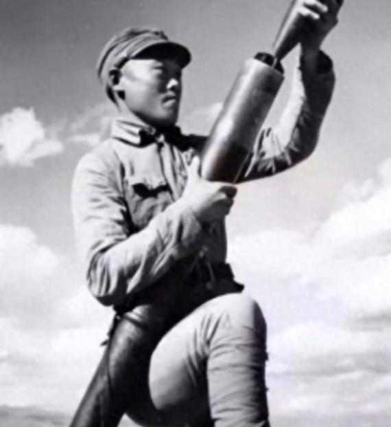 1945年，在山上休息的迫击炮手陈宝柳，忽然发现30多个日军和几个女人，正在不远