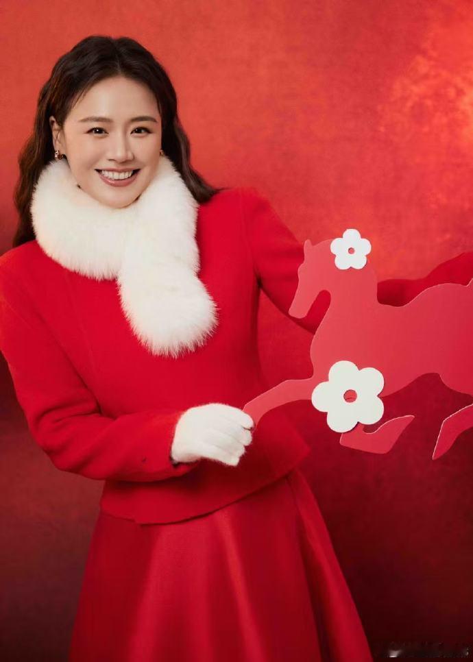 马思纯春晚红衣鱼灯氛围好应景被马思纯的红衣鱼灯狠狠戳中！一袭红裙摇曳生姿，眉眼温