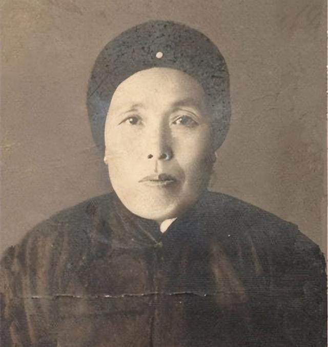 1891年，16岁的 张作霖 落难乞讨，孙寡妇看中了他，解开衣扣，掏出一块腰牌给