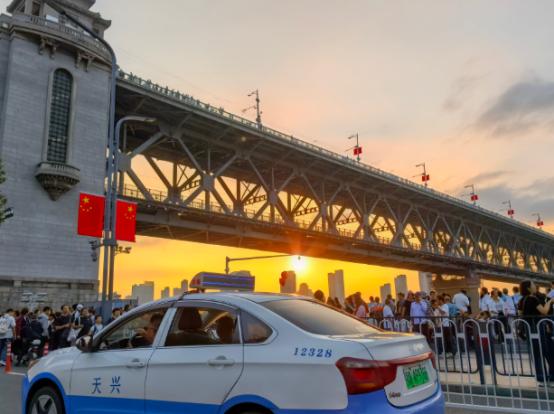 中国发展到了什么程度?
14多亿人口 没有宗教冲突，没有民族歧视，没有种族冲突。