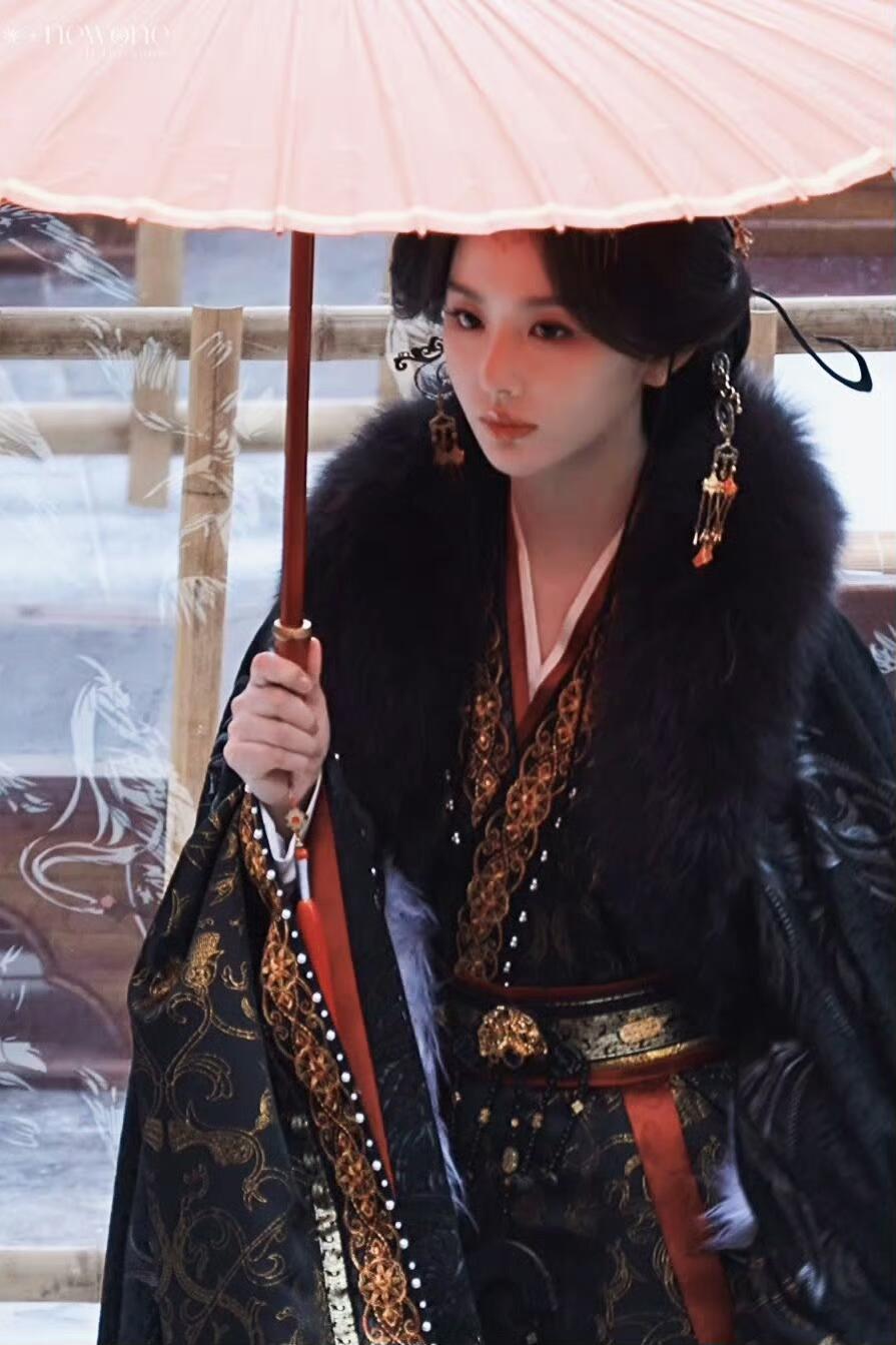 孔雪儿撑伞又出神图 别人撑伞是避雪，孔雪儿撑伞是作画。每一帧雪中古装大片都像精心