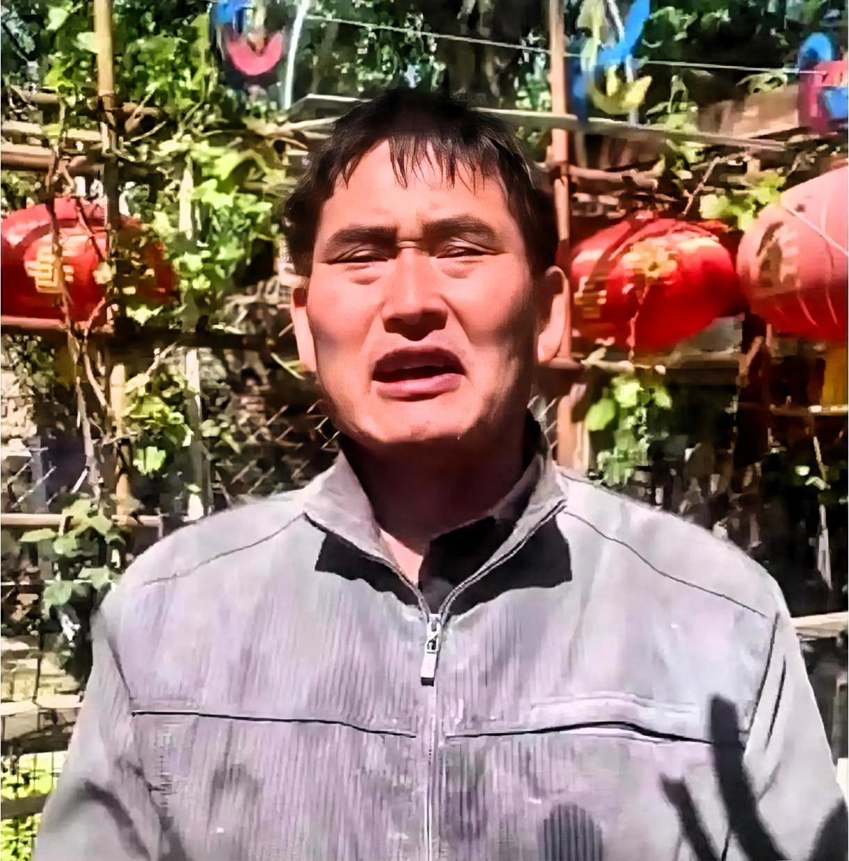 大衣哥家门口天天围几十号人，砸门的、翻墙的、躺地上要钱的。十几年，没搬。

换别