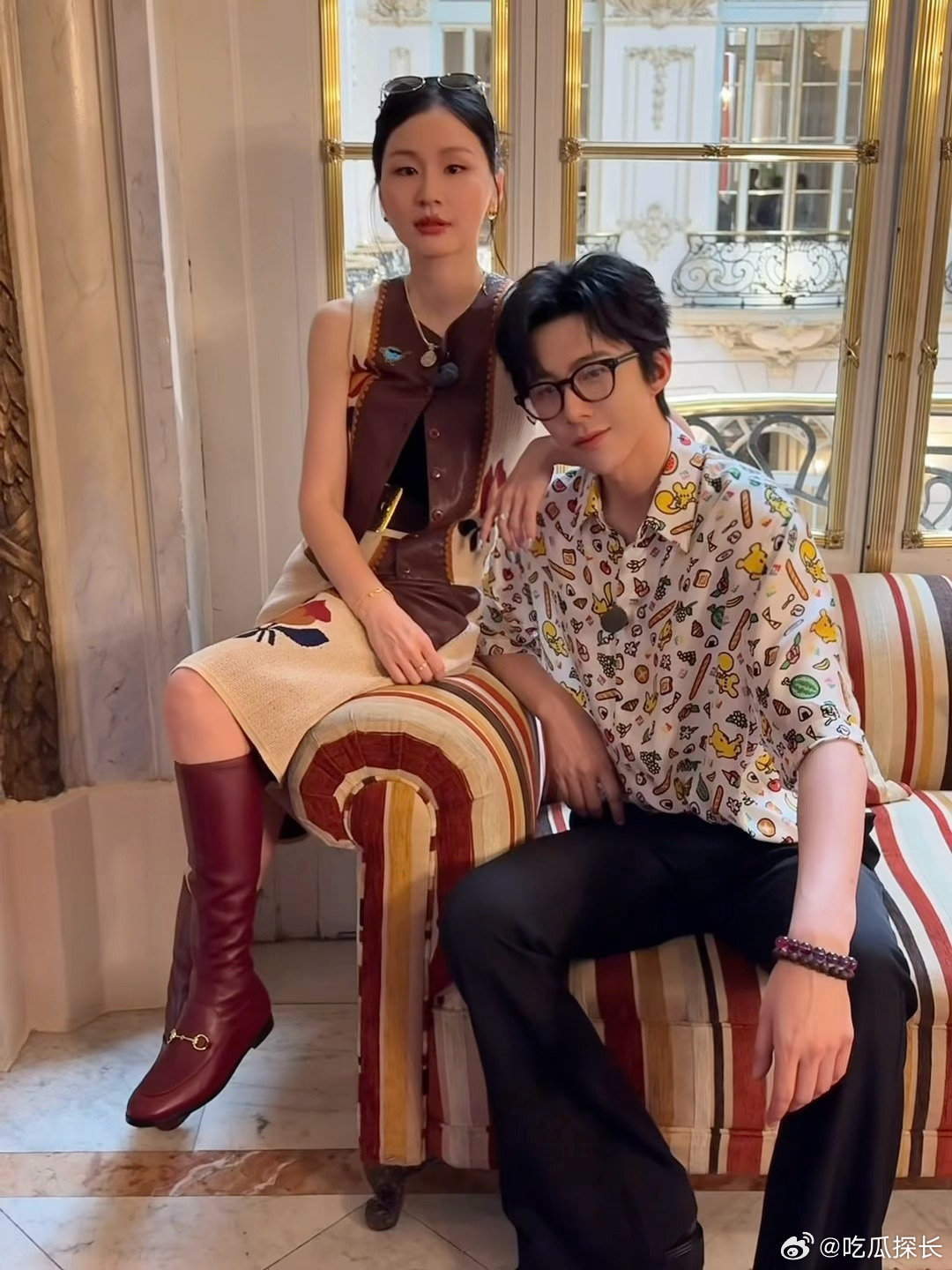 刘宇宁金靖live合照金靖晒和刘宇宁合照live图刘宇宁那满是可爱图案的衬衫，看