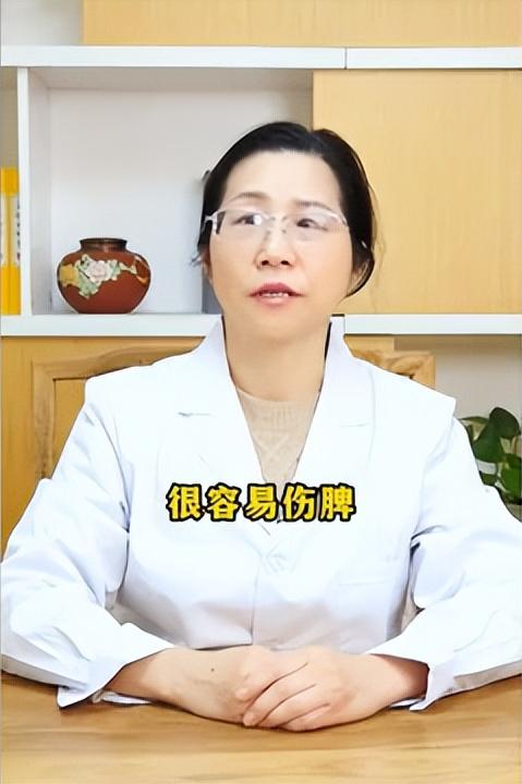 孩子咳嗽时，这四类食物要少吃！妈妈要记住了

·第一、太甜的食物。容易伤脾，而且