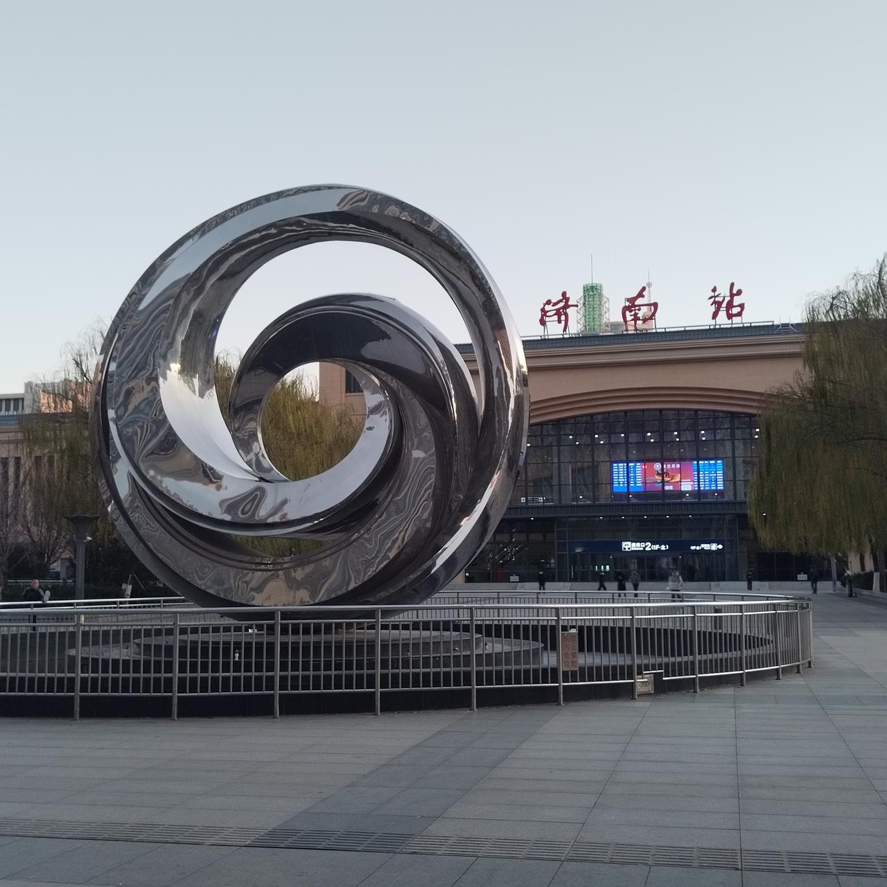 全国最人性的高铁站那就是河南商丘火车站！

商丘火车站坐落在商丘市的最中心，坐北