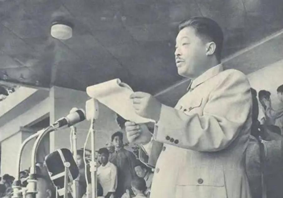 毛主席认为授上将人数偏多，贺老总果断划去自己爱将，表示其担任中将已足够
1954