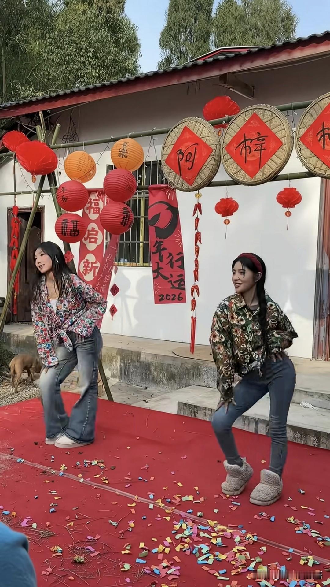 阿梓的村晚没有大牌明星，也没有大流量的网红，只有她自己和村里那些喜欢热闹的人。2