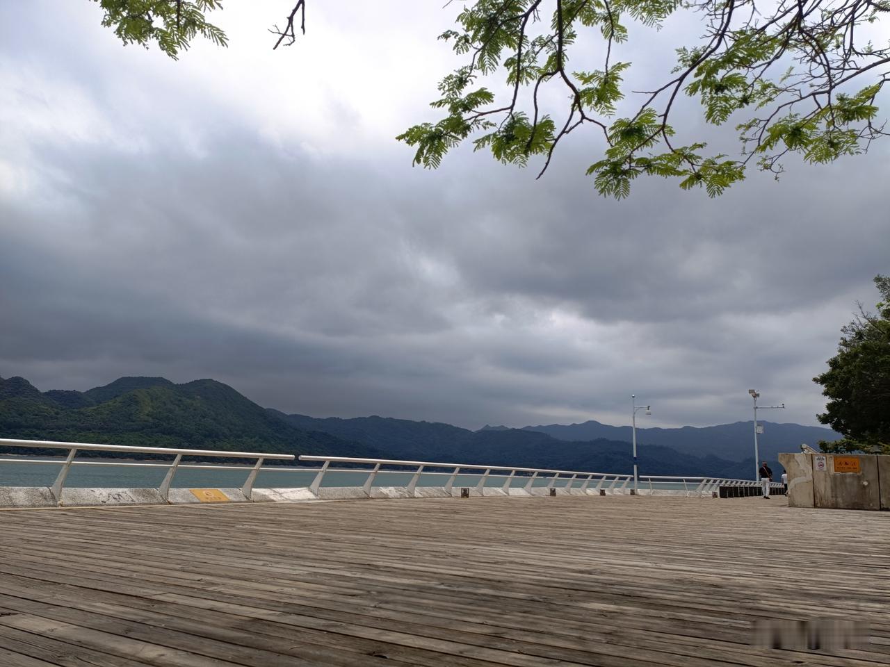 上联是:鸟在笼中，恨关羽不能张飞；
下联是:……