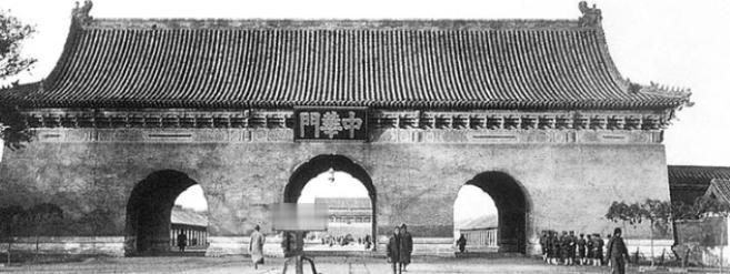 清政府被推翻后，孙中山想把“大清门”的牌匾改刻“中华门”，然而工匠把牌匾拆下之后