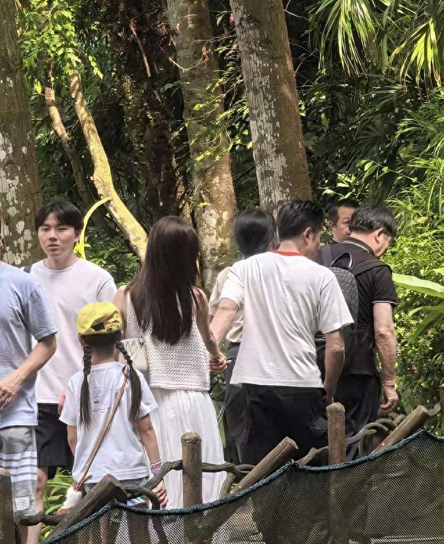 郭富城方媛全家出游甜度拉满，多年安稳婚姻尽显烟火温情