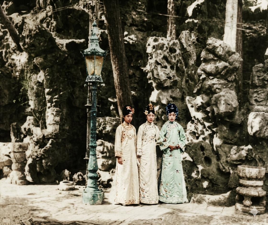 逊清小朝廷时期，紫禁城御花园里，照片中左起依次为文绣（淑妃）、婉容（皇后）、唐怡