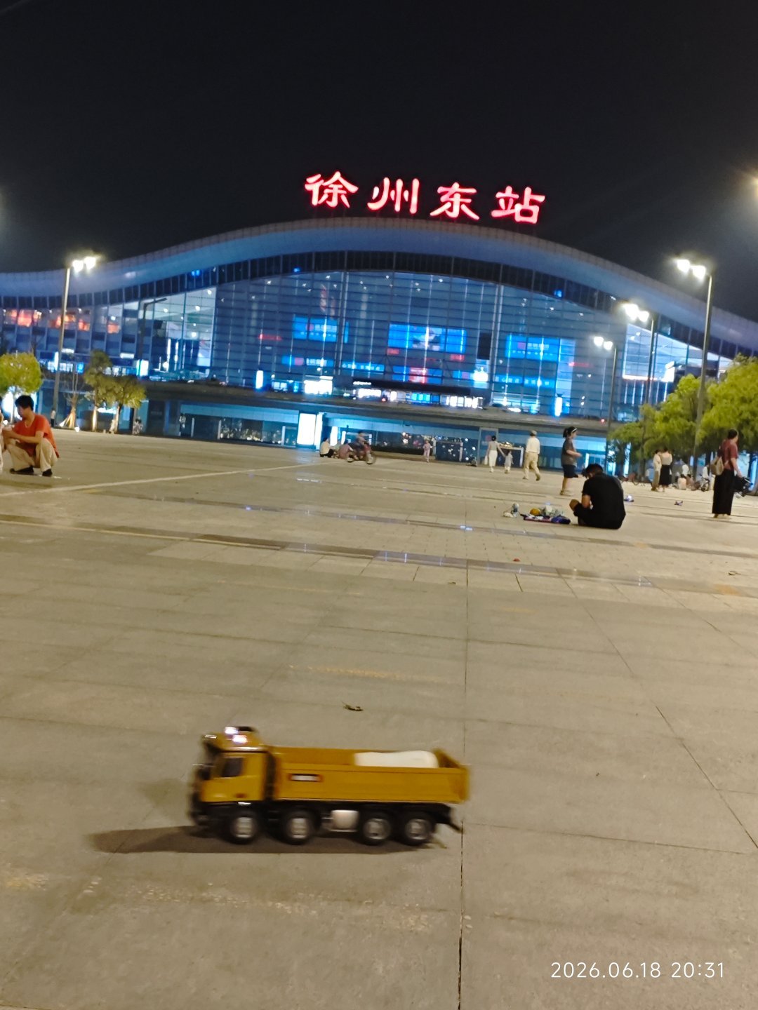 ¹ 刚看到外网有个华裔说，他2026年想来中国看一下。他37年前离开中国，投奔美