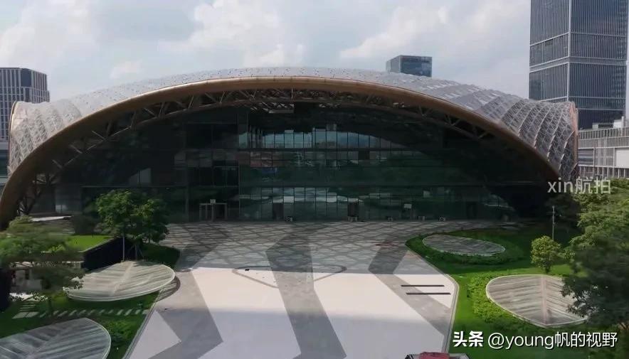 广佛环线城际铁路金融城站，应该是沿线规模最大的一座车站了吧？车站位于广州天河区金