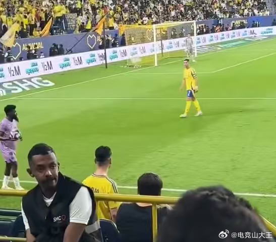 当真C罗看到假C罗赛场上演真假同框名场面，自信的 C 罗在线 “打假”，一句扎心