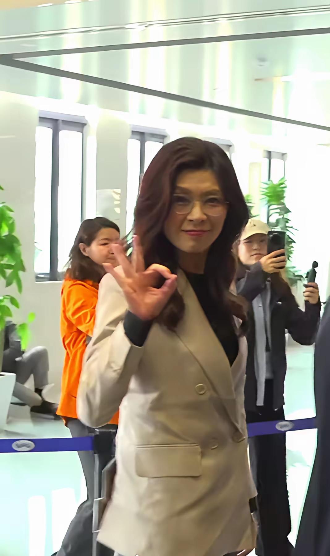 我为何持续关注郑丽文？只因她的硬气，堪称国民党内稀缺的脊梁。她立场清晰、敢于担当