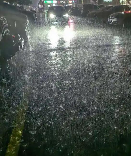 暴雨大暴雨连轴转，五一假期要泡汤？

从 4 月 26 日夜间开始，南方大范围暴