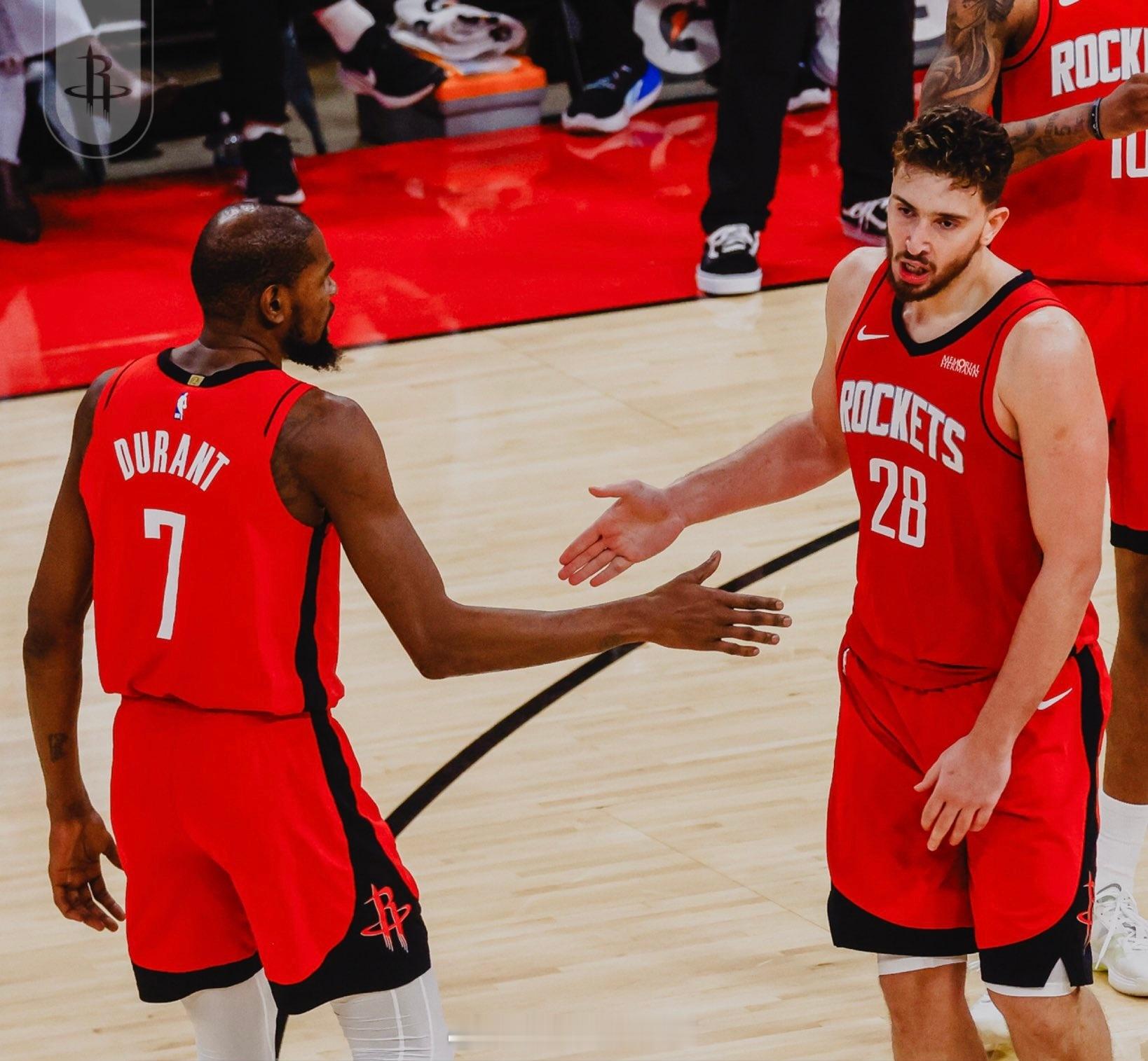 谈到关于杜兰特在关键时刻带来的信心，申京坦言：“能把球交给他在末节解决问题太棒了