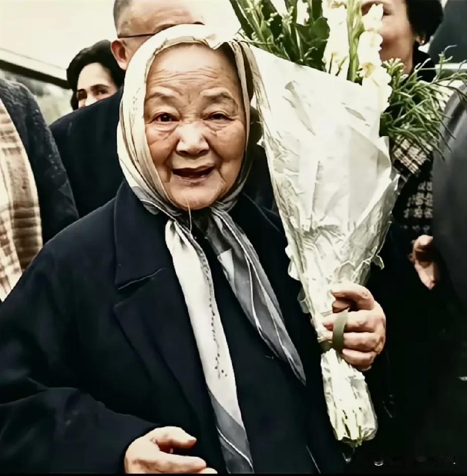 1970年，已是八十岁高龄的江冬秀，手捧一束鲜花来到墓前，祭拜长眠于此的丈夫胡适