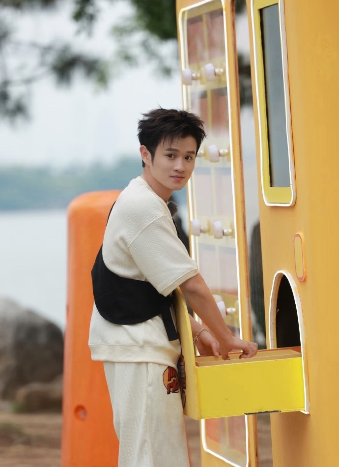 鹿晗王勉抢座位 鹿晗王勉节目里也这么相爱相杀吗哈哈哈哈 哈哈哈哈哈