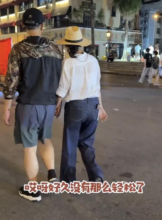 高鑫是那种出门还愿意跟老公手牵手的老公，对老婆的贴心没有因为结婚久了，就没有了。