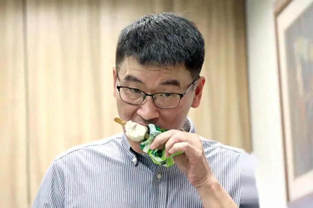 台官员失言坑害农户！自掏买冰棒致歉难平众怒，大陆市场态度出人意料。

近期两岸农